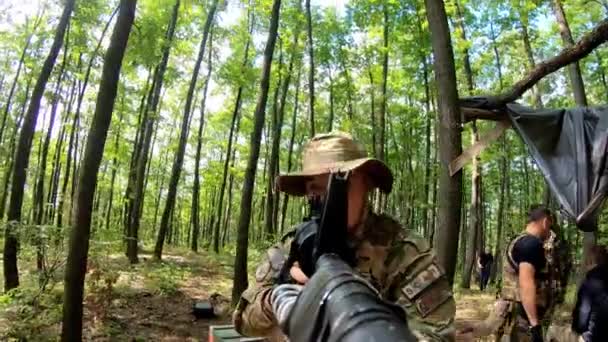 무기의 목욕에 카메라 헬멧의 저격수가 숲에서 공격하고 공격하고 있습니다 무기에있는 — 비디오