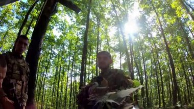 Otantik Kamuflaj Elbiseli Adam Keskin Nişancı Tüfeği ile Gerçek Savaş Alanında Denemeler ve Ormandaki Tahta Barınaklar 'la Airsoft oyunu oynuyor. Tüfekteki kameradan POV görünümü.