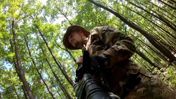 Camera Het Bad Met Wapens Militaire Sluipschutter Helm Valt Vijand — Stockvideo