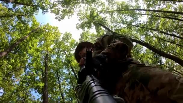 Камера Ванне Оружием Военный Снайпер Шлеме Атакует Атакует Врага Лесу — стоковое видео