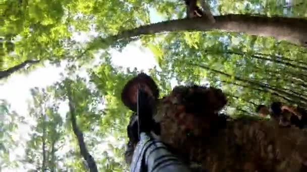 Камера Лазні Зброї Військовий Снайпер Шоломі Атакує Атакує Ворога Лісі — стокове відео