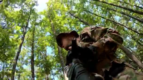 武器浴池上的摄像头头戴头盔的狙击手正在森林里袭击敌人 特写镜头 特写特写特写镜头 作为武器中的特种部队高质量的4K镜头 — 图库视频影像
