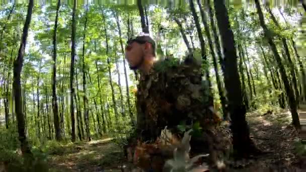 スナイパーライフル銃で本物のカモフラージュスーツを着て 森でトライと木製のシェルターでリアル戦場でエアソフトゲームをプレイ リフルのカメラからのPovビュー — ストック動画