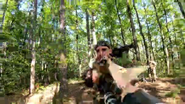 Homme Costume Camouflage Authentique Avec Fusil Sniper Jouant Jeu Airsoft — Video