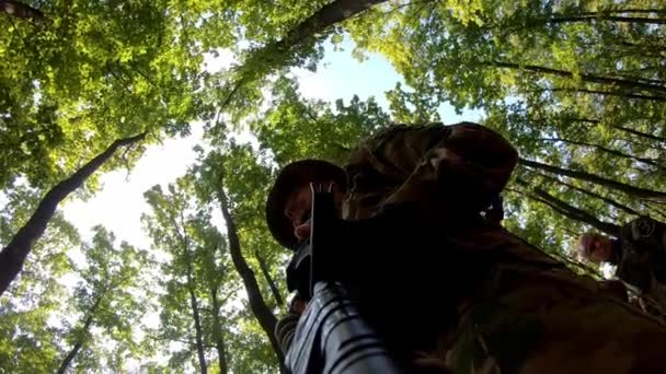 무기의 목욕에 카메라 헬멧의 저격수가 숲에서 공격하고 공격하고 있습니다 무기에있는 — 비디오