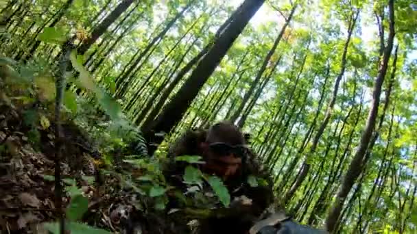 Людина Автентичному Камуфляжному Костюмі Снайперською Рушницею Грою Полі Справжньої Війни — стокове відео