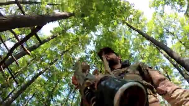 カメラは武器の風呂にあった ヘルメットの軍の狙撃兵が森で敵を攻撃し攻撃している クローズ 武器の中にいる特殊部隊として 高品質の4K映像 — ストック動画