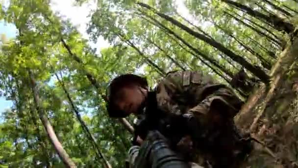 Kamera Wannie Bronią Wojskowy Snajper Hełmie Atakuje Atakuje Wroga Lesie — Wideo stockowe