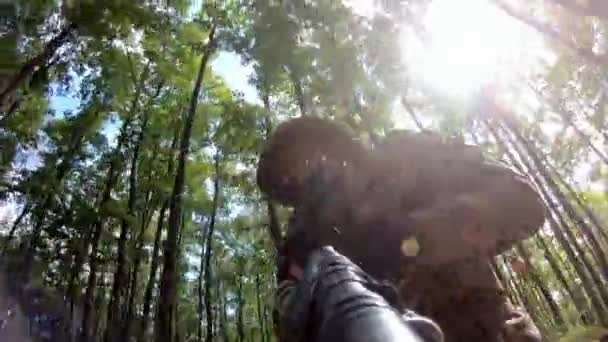 Kamera Vaně Zbraněmi Vojenský Odstřelovač Helmě Útočí Napadá Nepřítele Lese — Stock video