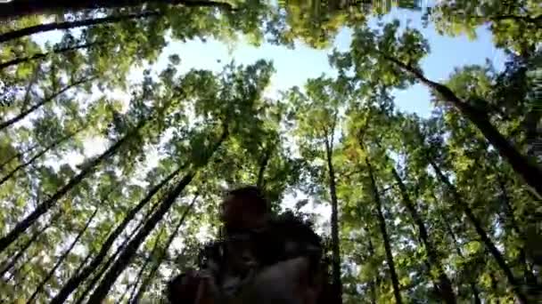 저격소총을 위장복을 남자와 숲에서 시도와 쉼터와 필드에서 소프트 게임을 재생합니다 — 비디오