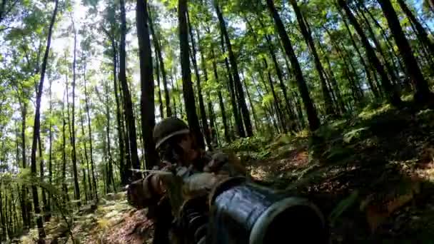 Κάμερα Στο Λουτρό Των Όπλων Στρατιωτικός Σκοπευτής Στο Κράνος Επιτίθεται — Αρχείο Βίντεο