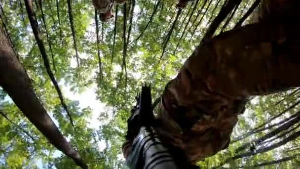 Kameran Vapenbadet Militärkrypskytten Hjälmen Attackerar Och Angriper Fienden Skogen Närbild — Stockvideo
