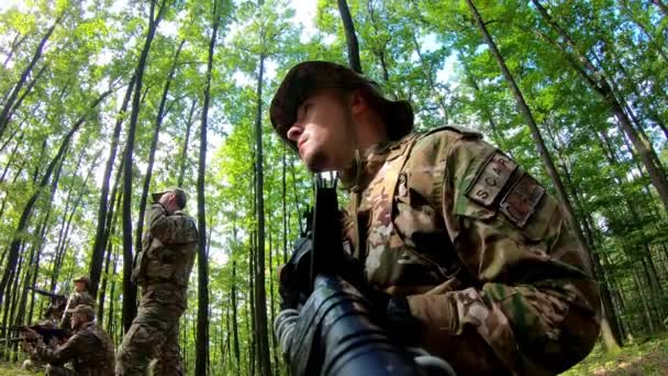 Pov Крупним Планом Група Солдатів Спрямована Зброю Під Час Руху — стокове відео