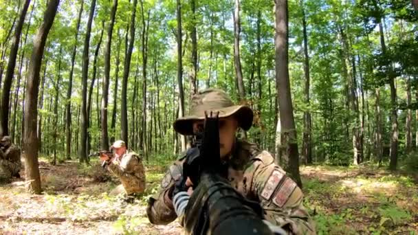 Pov Close Groep Soldaten Mikt Met Een Geweer Tijdens Het — Stockvideo