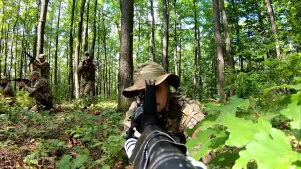 Kameran Vapenbadet Militärkrypskytten Hjälmen Attackerar Och Angriper Fienden Skogen Närbild — Stockvideo
