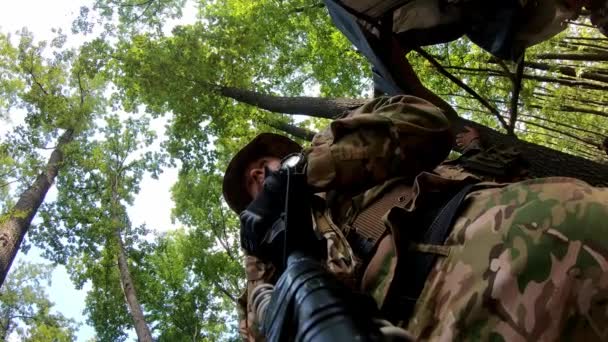 Pov Primer Grupo Soldados Apuntando Con Arma Mientras Mueven Por — Vídeos de Stock