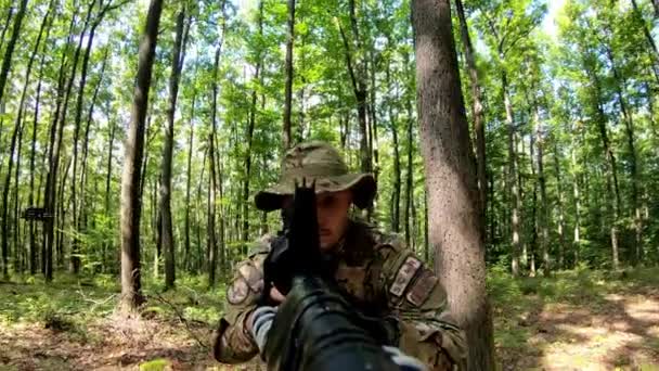 Silah Banyosundaki Kamera Miğferli Askeri Keskin Nişancı Ormandaki Düşmana Saldırıyor — Stok video