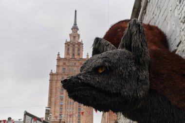 Riga kentindeki geleneksel bir Litvanya evinde, korunmuş bir ayının monte edilmiş kafası kırsal ve sembolik bir dekor görevi görerek, avcılık gelenekleri ve