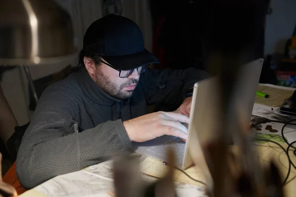 Close Homem Usando Laptop Quarto Mal Iluminado Absorvido Seu Trabalho — Fotografia de Stock