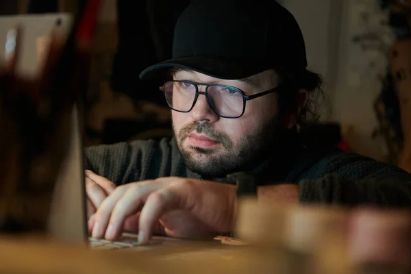 Close Homem Usando Laptop Quarto Mal Iluminado Absorvido Seu Trabalho — Fotografia de Stock