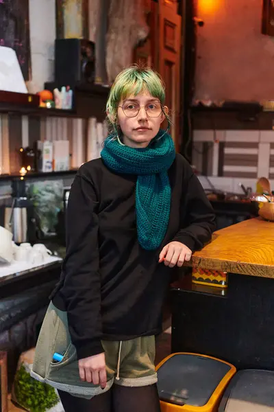 Современная Интригующая Девушка Яркими Голубыми Волосами Наслаждается Вечером Кафе Превращенном — стоковое фото