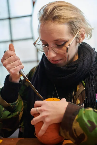 Eine Moderne Blonde Frau Militäruniform Schnitzt Gruselige Kürbisse Mit Einem — Stockfoto