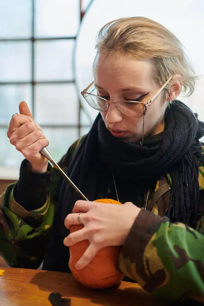 Modern Blonde Woman Military Uniform Carving Spooky Pumpkins Knife Halloween — Stock Photo, Image