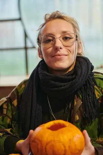 Een Moderne Blonde Vrouw Militair Uniform Snijdt Spookachtige Pompoenen Met — Stockfoto