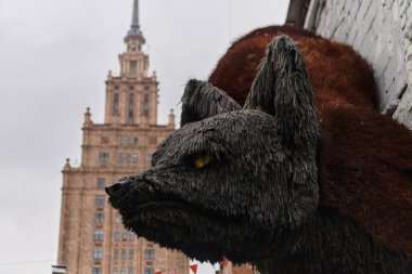 Riga kentindeki geleneksel bir Litvanya evinde, korunmuş bir ayının monte edilmiş kafası kırsal ve sembolik bir dekor görevi görerek, avcılık gelenekleri ve