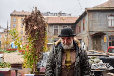 Baba-kız çiftler bahçede birlikte çalışıp dökülen yaprakları toplar ve gevrek bir sonbahar gününde bir poşeti doldururlar.
