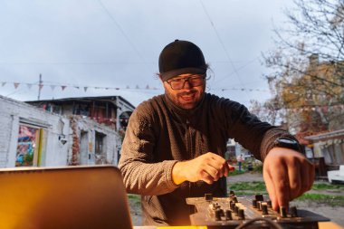 Genç bir adam evinin arka bahçesinde bir grup arkadaşını eğlendiriyor, onların DJ 'i oluyor ve açık havada müzik çalıyor.. 
