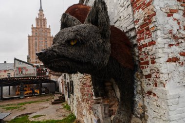 Riga kentindeki geleneksel bir Litvanya evinde, korunmuş bir ayının monte edilmiş kafası kırsal ve sembolik bir dekor görevi görerek, avcılık gelenekleri ve