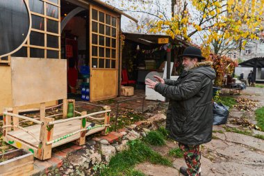 Tarihi Riga şehrinde, sakallı yaşlı bir adam kültürel miras ve folklor yoluyla nesilleri birbirine bağlayan geleneksel Cadılar Bayramı sembolizmini tutkuyla anlatıyor.