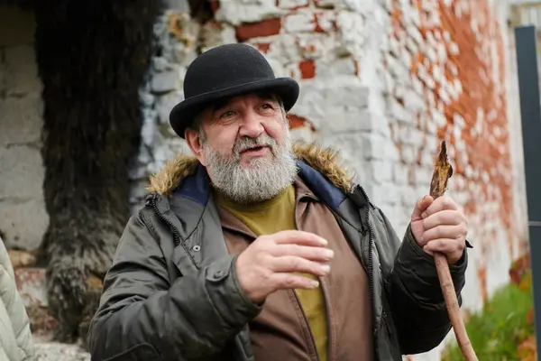 Anciano Con Barba Sombrero Desgastado Transmite Apasionadamente Valores Tradicionales Sabiduría —  Fotos de Stock