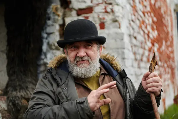 Elderly Man Beard Worn Hat Passionately Imparts Traditional Values Cultural — Stock Photo, Image