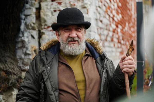 Elderly Man Beard Worn Hat Passionately Imparts Traditional Values Cultural — Stock Photo, Image