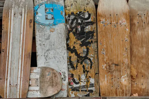 Kreatywnym Pokazie Repurposing Stare Narty Snowboard Pokłady Zostały Przekształcone Unikalne — Zdjęcie stockowe