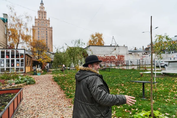 Den Historiska Staden Riga Förklarar Skäggig Äldre Man Passionerat Den — Stockfoto