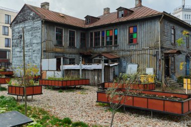 Litvanya 'nın Riga kentindeki güzel bir sonbahar sahnesinde, geleneksel Litvanya evleriyle dolu bir park, Baltık bölgesinin canlı sonbahar yapraklarını ve kültürel mirasını gözler önüne seriyor.. 