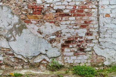 Çürüme ve tarih belirtileri gösteren yıpranmış ve eskimiş taş tuğla bir duvar, zamanın bir kanıtı olarak duruyor.. 