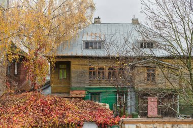 Litvanya 'nın Riga kentindeki güzel bir sonbahar sahnesinde, geleneksel Litvanya evleriyle dolu bir park, Baltık bölgesinin canlı sonbahar yapraklarını ve kültürel mirasını gözler önüne seriyor.. 