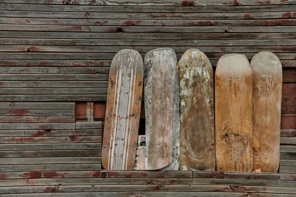 Yaratıcı Bir Amaç Uğruna Eski Kayak Snowboard Güverteleri Eşsiz Duvar — Stok fotoğraf