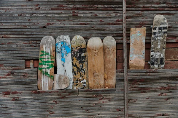 Creative Display Repurposing Old Ski Snowboard Decks Have Been Transformed — Stock Photo, Image