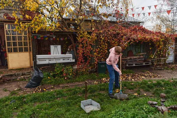 Een Man Onderhoudt Tuin Ijverig Door Het Verzamelen Van Oude — Stockfoto