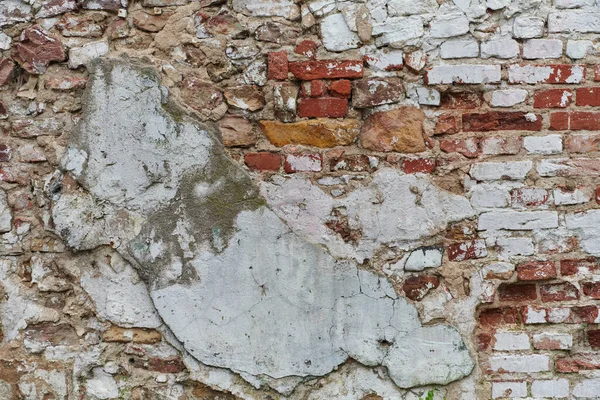一座风吹日晒 年代久远的石墙显示了衰败和历史的迹象 它是时间和磨损的见证 — 图库照片