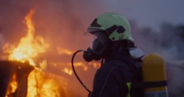 Koruyucu kıyafetli kahraman bir itfaiyecinin portresi. İtfaiyeci itfaiyecisi ya da gece veya gündüz araba kazası kurtarma operasyonu. Yüksek kalite fotoğraf
