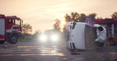 İtfaiyeciler yangını kontrol etmek için alevlerle savaşır, yayılmak için değil. İtfaiyeci endüstriyel ve kamu güvenliği kavramı. Trafik ya da araba kazası kurtarma ve eyleme yardım. Yüksek kalite fotoğraf