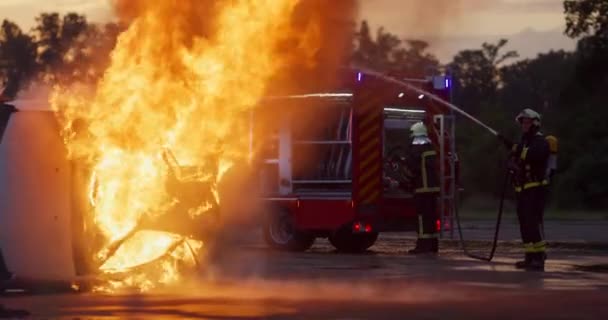 消防士は火の炎と戦い 火を拡散しないように制御します 消防産業と公共の安全の概念 交通や車の事故救助やヘルプアクション 高品質の写真 — ストック動画