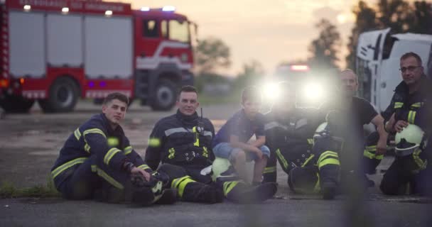 Odważni Strażacy Idą Kamery Tle Ratownicy Medyczni Strażacy Zwalczanie Pożaru — Wideo stockowe