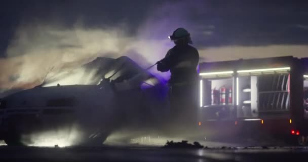 Bombeiros Combatem Chama Fogo Para Controlar Fogo Não Para Espalhar — Vídeo de Stock